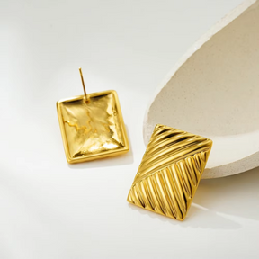 Pendientes Cuadrados Geométricos Texturizados Chapados en Oro de 18K